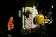 MAROC. Meknes. Souk. Citrons confits. 1988. © Harry Gruyaert / Magnum Photos 