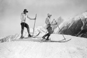 sports d'hiver à Chamonix - deux jeunes filles tentent leurs premier pas